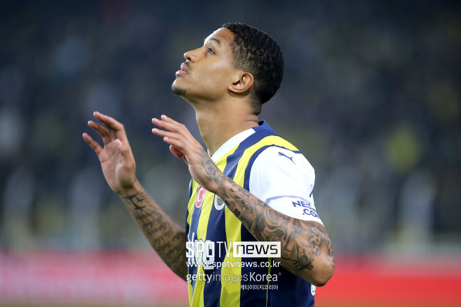 ▲ 네덜란드 출신의 축구 평론가 뱅상 쉴트캄프는 "인도네시아의 귀화 정책은 축구 발전에 하등 도움되지 않는다. 이미 20명의 외국 선수에게 국적을 발급했다. 이건 추세는 너무 과하다"라고 지적했다. 이어 "귀화자가 더 생기면 오히려 인도네시아 축구팬들이 화를 내야 한다. 앞서 귀화 정책을 단행했던 중국과 카타르 모두 유망주가 성장할 기회를 빼앗으며 실패로 가닥이 잡혔다"고 충고했다.
