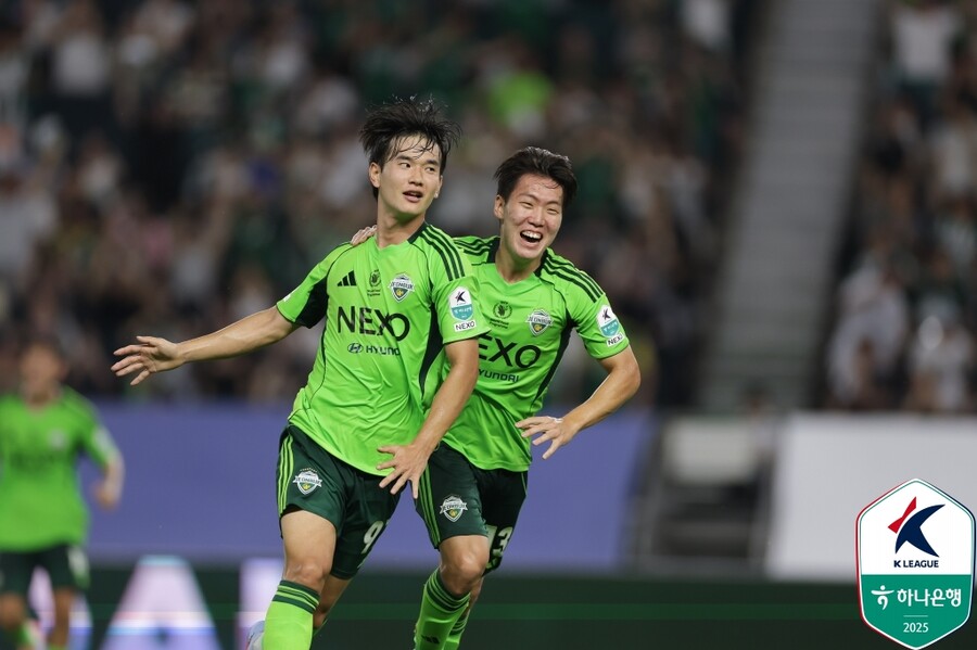 '전진우 PK에 퇴장 유도까지' 전북, 강원에 2-0 승리…리그 19경기-공식전 22경기 연속 무패 질주