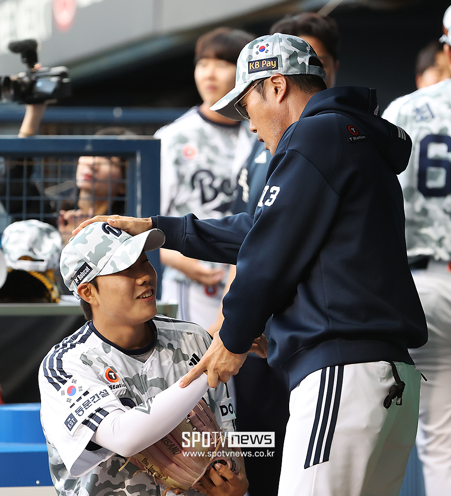 "오늘은 용기가 필요해" 트리플 크라운 도전 폰세 상대할 '젊은 두산', 조성환 대행의 부탁은