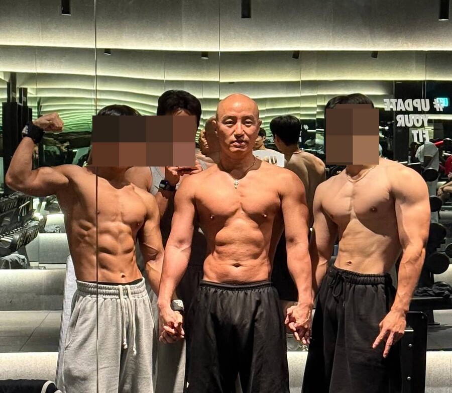 '54세' 홍석천, 아들뻘 사이 상탈 자신감 "20대 몸짱들과 운동"