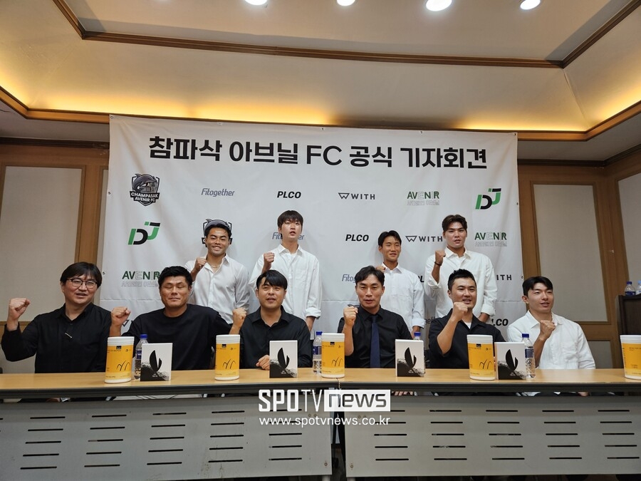 ▲ 김태영 감독과 디제이매니지먼트(대표 이동준)은 25일 서울 효창운동장에서 기자회견을 열고 라오스리그에 진출하는 배경과 각오를 전했다. 이동준 대표는 참파삭 아브닐을 인수해 직접 경영한다. 김태영 감독은 참파삭 아브닐 창단 후 초대 사령탑에 올라 라오스에서 펼칠 청사진을 이야기했다.
