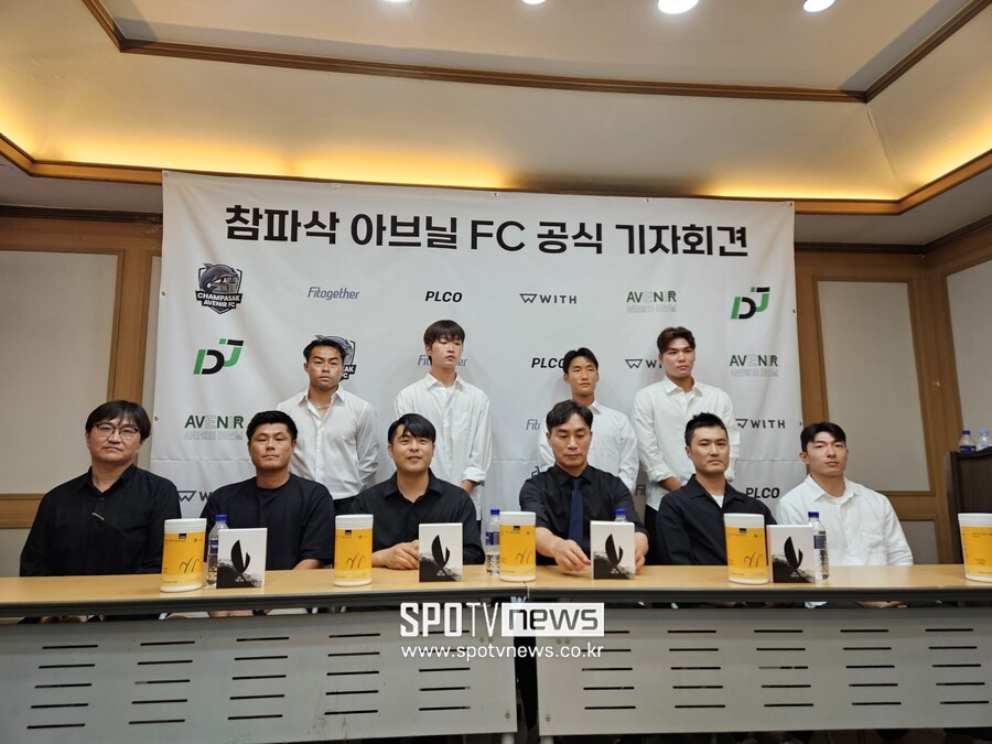 ▲ 김태영 감독과 디제이매니지먼트(대표 이동준)은 25일 서울 효창운동장에서 기자회견을 열고 라오스리그에 진출하는 배경과 각오를 전했다. 이동준 대표는 참파삭 아브닐을 인수해 직접 경영한다. 김태영 감독은 참파삭 아브닐 창단 후 초대 사령탑에 올라 라오스에서 펼칠 청사진을 이야기했다.