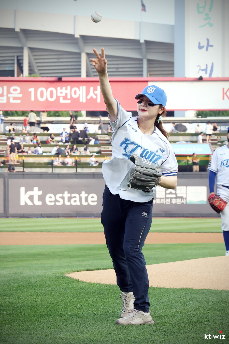 ▲ 양궁대표팀 강채영 시구 ⓒKT 위즈