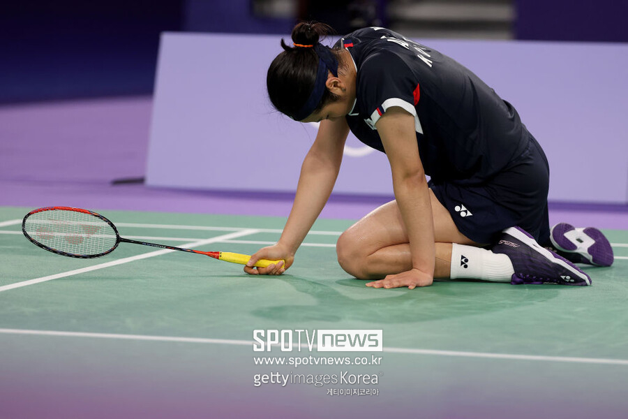 ▲ 안세영은 지난해 2024 파리 올림픽에서 금메달을 목에 걸 때도 "사실 부상이 생각보다 심각하다. 하나도 몸이 안 아팠을 때가 너무 그리울 정도"라며 절박한 심경을 토로할 만큼 다양한 부위에 다양한 통증을 달고 뛰었다. 올림픽을 기점으로 컨디션 관리에 만전을 기하게 된 그는 이날 중국오픈 준결승에서도 슈퍼 1000 슬램이란 대기록 달성보다 '몸'을 먼저 고려하는 긴 호흡의 안목을 발휘했다. 