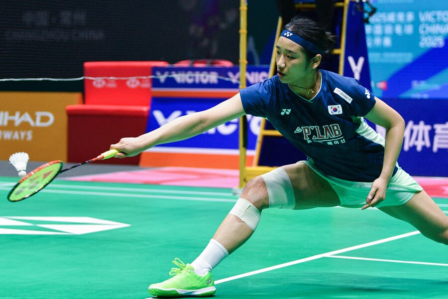 ▲ 세계배드민턴연맹(BWF) 월드투어 슈퍼 1000 중국오픈 준결승전에 나선 안세영(삼성생명)이 부상 방지를 위해 기권을 선언했다. 향후 시즌 소화를 위해 무릎 보호가 우선이란 결론을 내렸다.  ⓒ연합뉴스/AFP