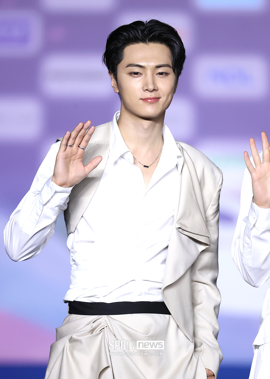 [포토S] 엔하이픈 제이, '팬들 바라보며'