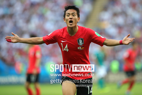 '독일 국가대표팀을 울렸던' 韓 역대급 '국민 풀백'이 돌아왔다...환상 프리킥으로 건재함 증명→'구관이 명관'