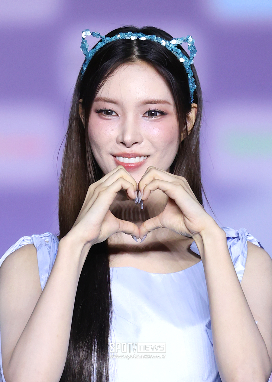 [포토S] 아일릿 윤아, '하트 받으세요'