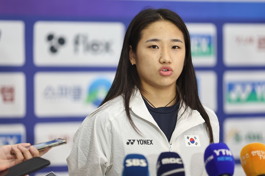 ▲ 배드민턴 안세영이 28일 인천국제공항 1터미널을 통해 귀국 후 취재진 질문에 답하고 있다. 안세영은 지난 26일 중국 창저우 올림픽 스포츠센터에서 열린 한웨(중국, 3위)와의 세계배드민턴연맹 슈퍼 1000 중국오픈 여자 단식 4강 2게임 도중 기권했다. ⓒ 연합뉴스