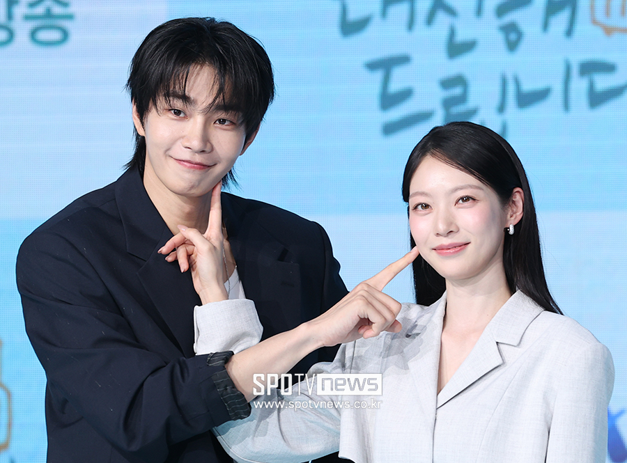 [포토S] 김재영-공승연, '서로의 볼에 콕~'