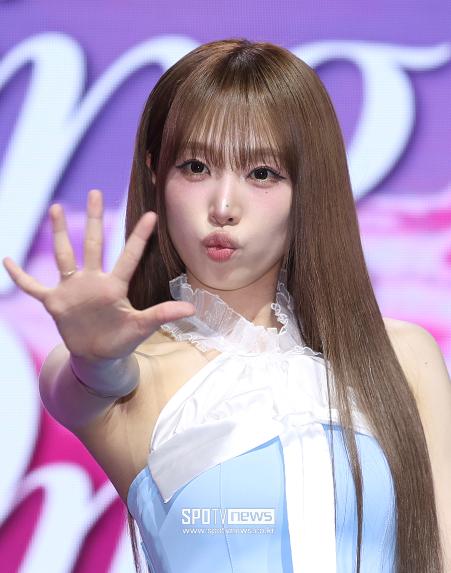 최예나 "10개월 만에 컴백…'블루밍 윙스'=가장 나다운 앨범"