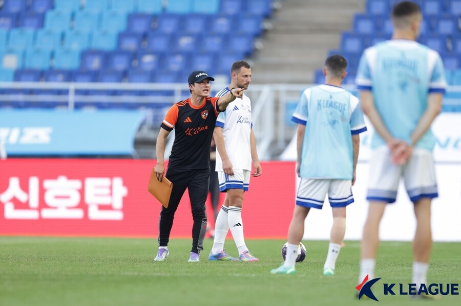 ▲ 김판곤 울산HD 감독과 이정효 광주FC 감독이 이끄는 팀 K리그가 29일 수원월드컵경기장에서 뉴캐슬 유나이티드와 이벤트전을 대비해 오픈 트레이닝을 진행했다. K리그의 강력함을 보여주겠다는 이들은 30일 오후 8시 같은 장소에서 뉴캐슬과 맞붙는다. ⓒ 한국프로축구연맹