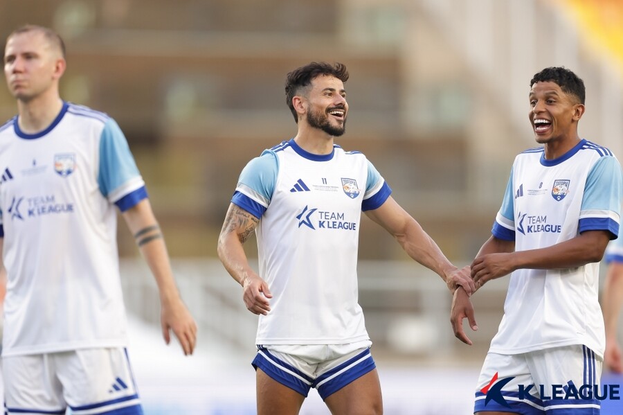 ▲ 김판곤 울산HD 감독과 이정효 광주FC 감독이 이끄는 팀 K리그가 29일 수원월드컵경기장에서 뉴캐슬 유나이티드와 이벤트전을 대비해 오픈 트레이닝을 진행했다. K리그의 강력함을 보여주겠다는 이들은 30일 오후 8시 같은 장소에서 뉴캐슬과 맞붙는다. ⓒ 한국프로축구연맹
