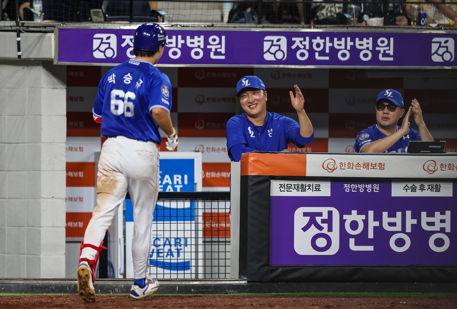 ▲ 박승규(왼쪽)를 흐뭇하게 바라보는 이진영 코치(가운데)와 박진만 감독(오른쪽) ⓒ 삼성 라이온즈
