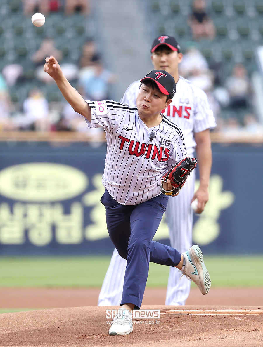[포토S] 정용검 캐스터, '오늘은 해설 말고 시구'