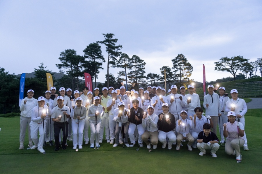  2023년 ‘Locker Room with TEAM CJ’ 행사에 참가한 김시우, 임성재가 참가 학생들과 기념촬영을 했다. ⓒCJ
