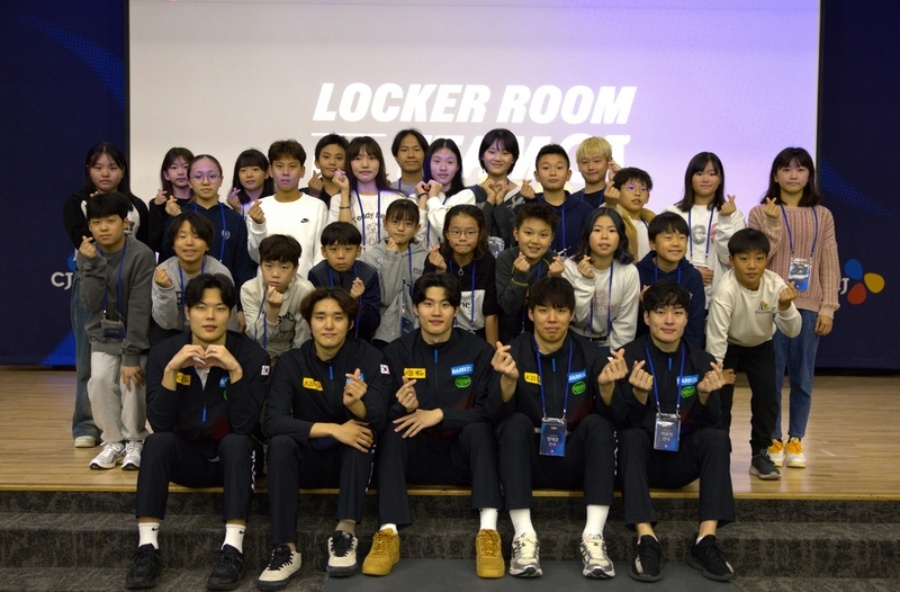 지난해 ‘Locker Room with TEAM CJ’ 행사 참가자들이 단체 사진을 찍고 있다. ⓒCJ