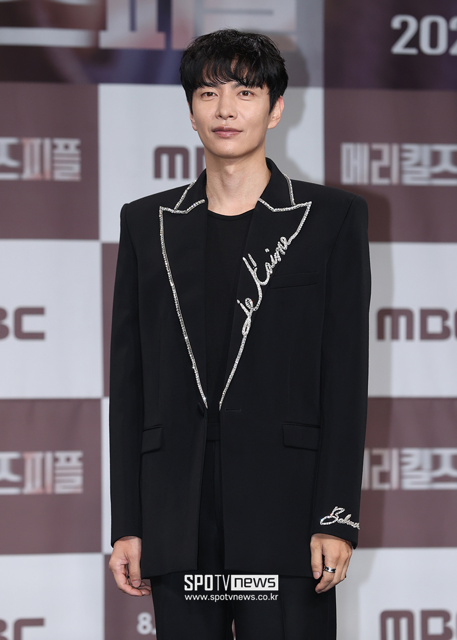 [포토S] 이민기, 화려한 재킷