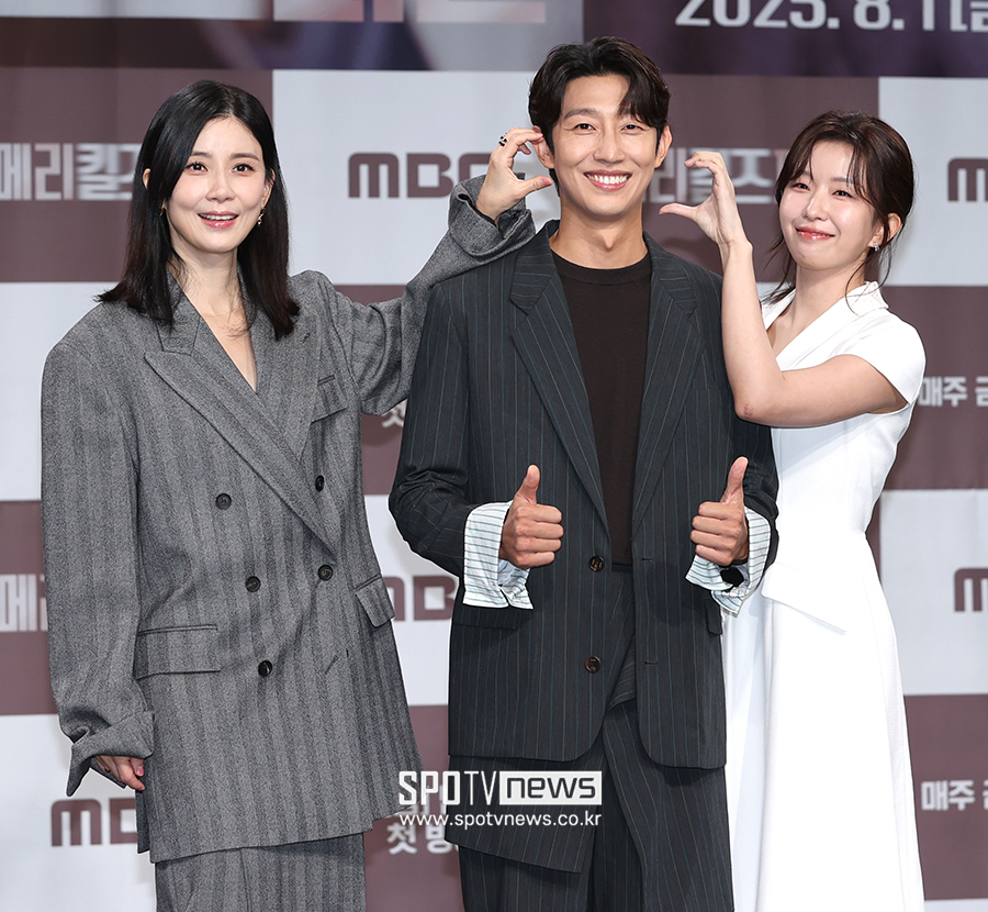 [포토S] 이보영-윤가이, '강기영 얼굴에 볼하트~'