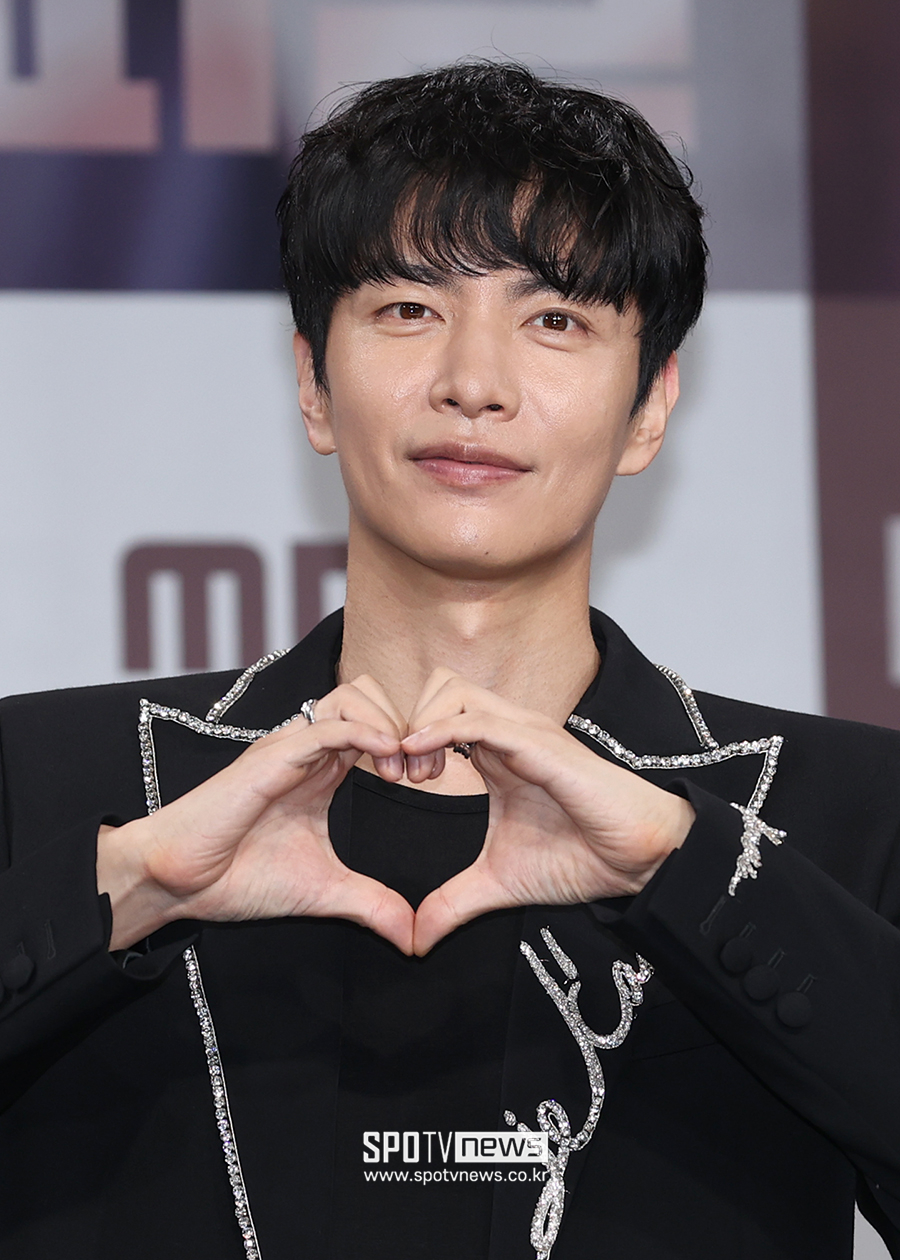 [포토S] 이민기, '하트 받으세요'
