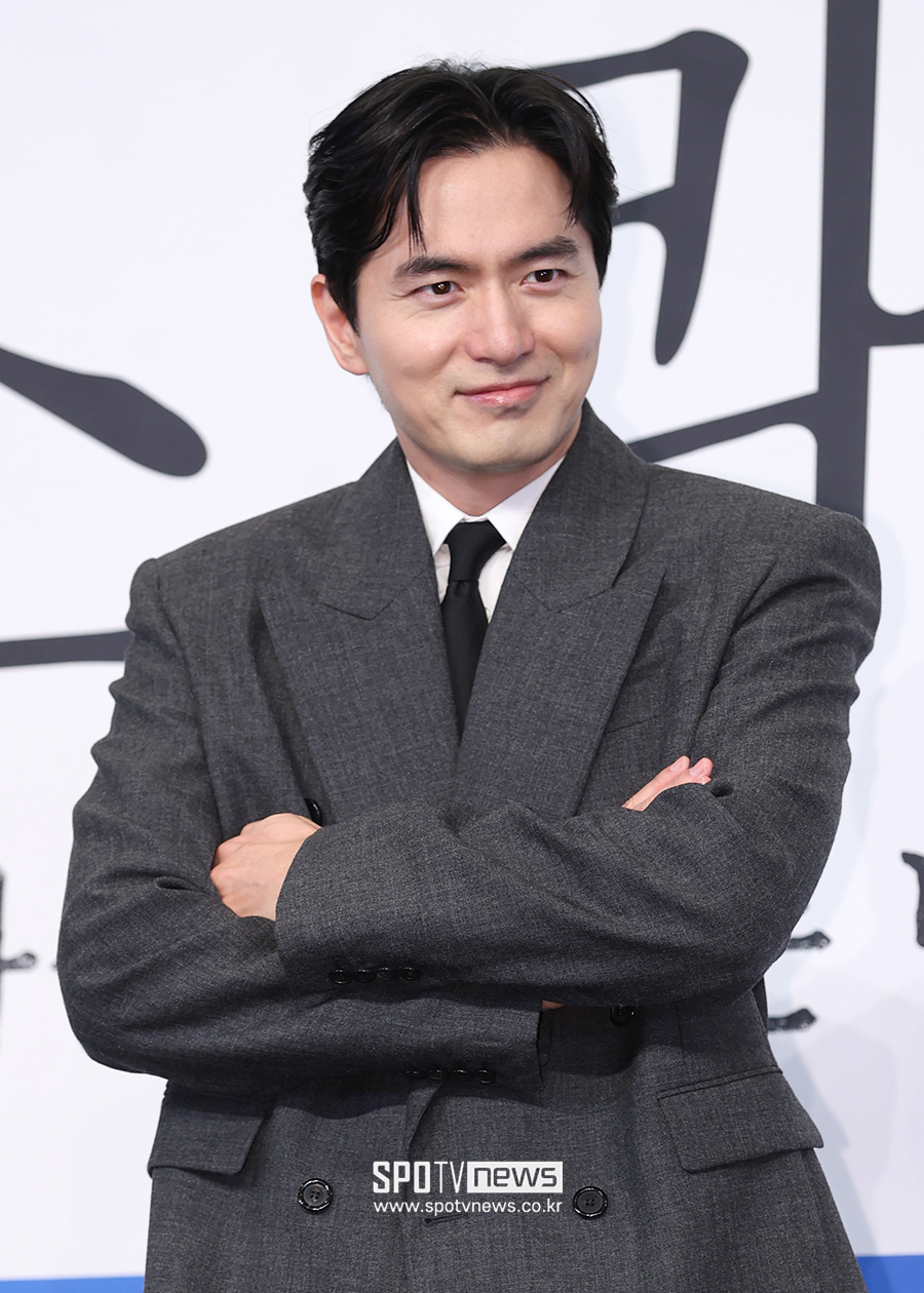 '에스콰이어' 이진욱 "실제 성격 웃기는 편, 냉철·논리적 캐릭터와 전혀 달라"