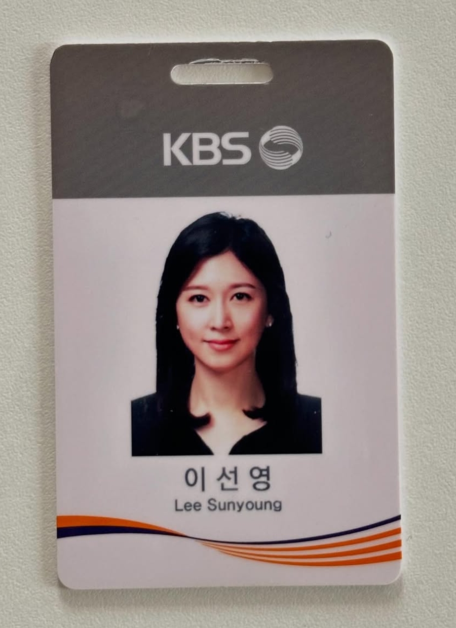 내려놓은 사원증…이선영 아나, 20년 만에 KBS 퇴사 "오늘이 마지막"