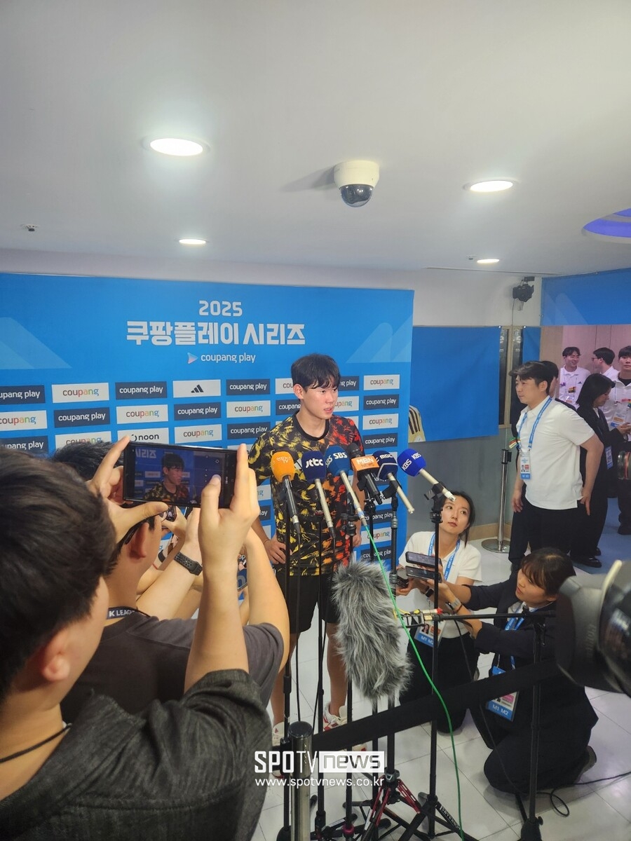 ▲  수원 삼성 유스가 배출한 '2007년생 윙어' 박승수가 뉴캐슬 유나이티드 비공식 데뷔전을 성공적으로 치렀다. '수원 괴물'이라 불리며 승승장구하던 그는 K리그1도 경험하지 않은 채 지난달 24일 뉴캐슬에 직행했다. 그리고 이틀 전 구단 방한 일정에 동행해 금의환향했다. 지난 9년간 홈구장으로 누빈 '빅버드'에서 뉴캐슬 신인으로서 첫 인사를 건넨 박승수는 "빨리 새 팀에 적응하고 녹아들어서 잉글랜드 프리미어리그(EPL)서도 꼭 빠르게 데뷔전을 치르고 싶다"고 힘줘 말했다.