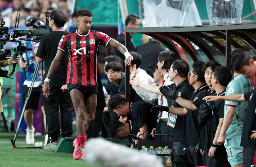 ▲ 31일 서울월드컵경기장에서 열린 FC바르셀로나 2025 아시아투어 에디션 FC서울과 FC바르셀로나의 경기. 후반전 FC서울 린가드가 교체되며 김기동 감독과 하이파이브를 하고 있다. ⓒ 연합뉴스