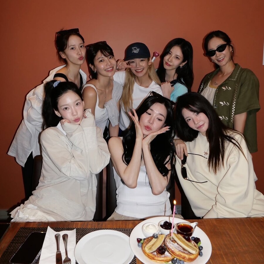 소녀시대 완전체 뭉쳤다…'데뷔 18주년'에도 끈끈한 우정