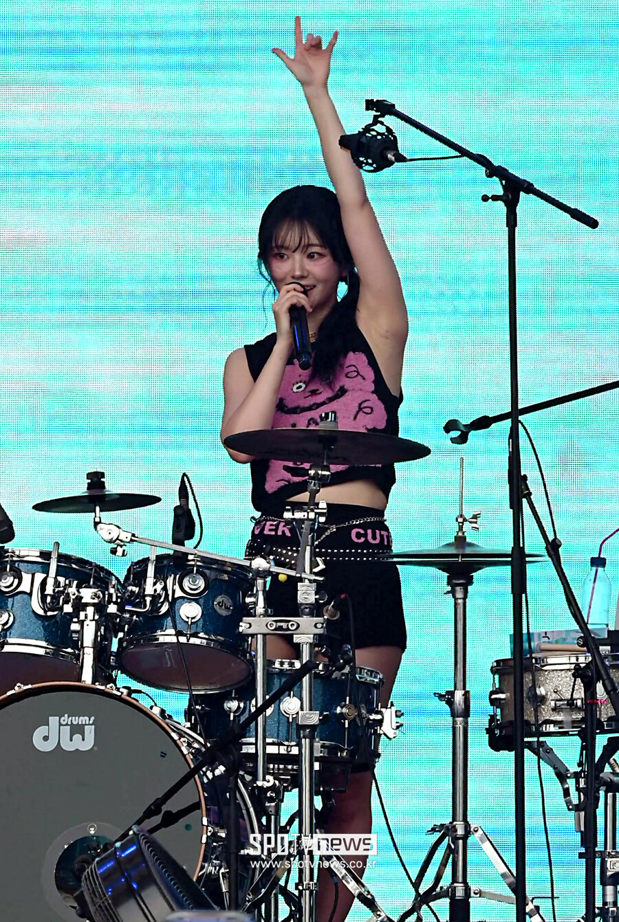 [포토] QWER 쵸단 '락 앤 롤!'