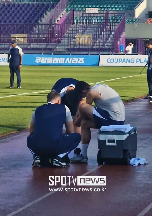 [SPO 현장] "아프지 마요, 쏘니!" 훈련 도중 통증 호소한 SON→팬들 일동 당황...치료 후 정상적으로 훈련 소화