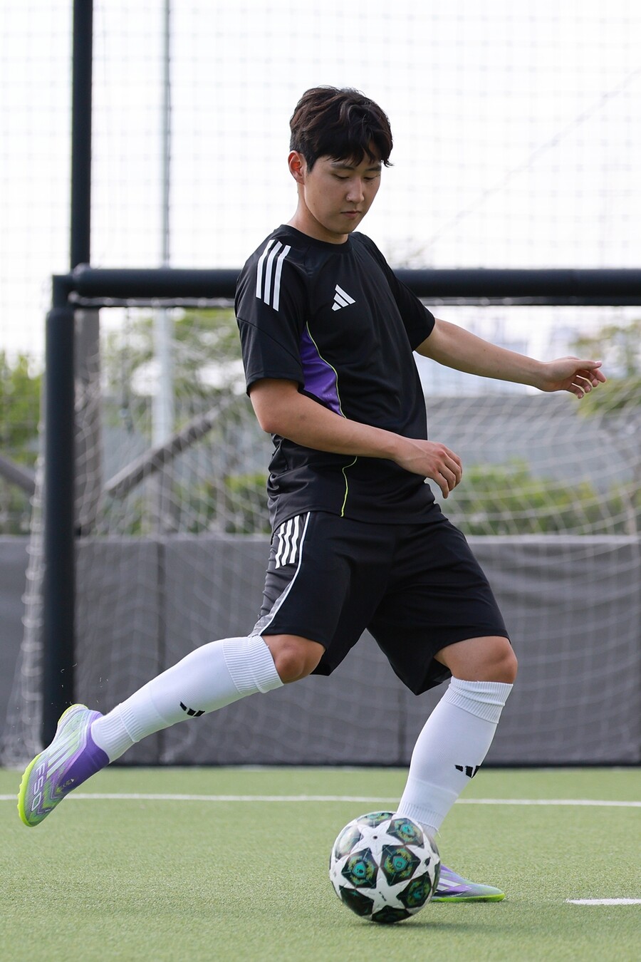 ▲ 프랑스 프로축구 파리 생제르맹 이강인이 2일 서울 용산구 현대아이파크몰 더베이스에서 열린 '강인 메이드 미 두 잇'(KANGIN MADE ME DO IT) 행사에 참석해 풋살 이벤트 경기에 앞서 몸을 풀고 있다.  ⓒ연합뉴스