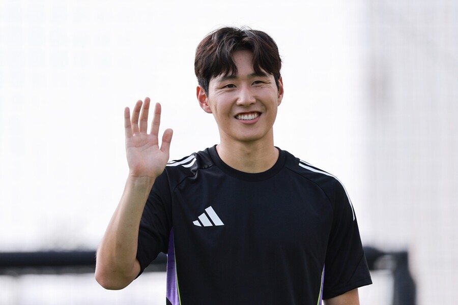 ▲ 프랑스 프로축구 파리 생제르맹 이강인이 2일 서울 용산구 현대아이파크몰 더베이스에서 열린 '강인 메이드 미 두 잇'(KANGIN MADE ME DO IT) 행사에 참석해 풋살 이벤트 경기에 앞서 몸을 풀고 있다.  ⓒ연합뉴스