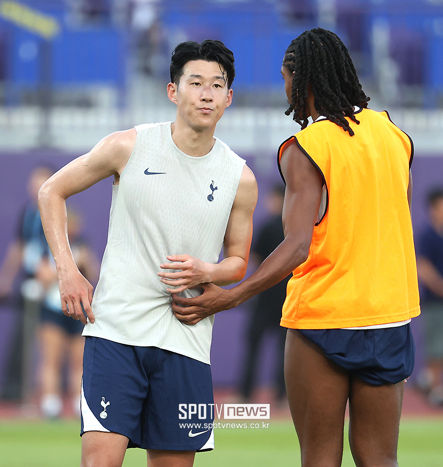 [포토S] 손흥민에게 장난치는 제드 스펜스