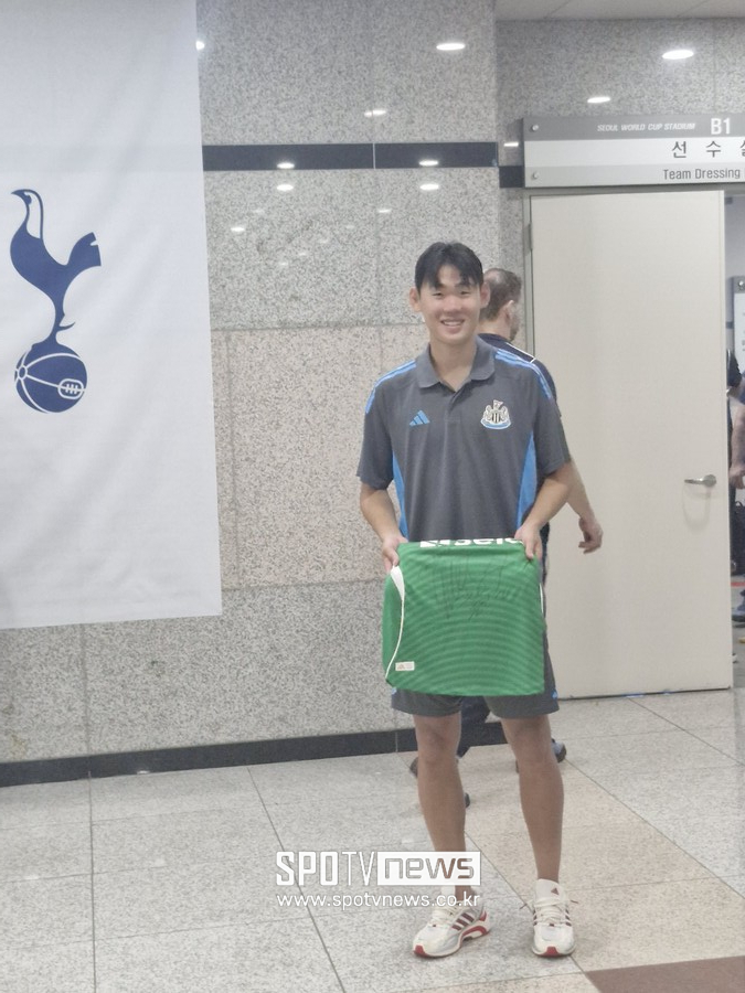 18살 프리미어리거도 SON 앞에선 '소년팬'…"손흥민 선배께 사인받아 기쁘다…토트넘과 韓축구 이끌어주셔서 감사해" [SPO 현장]