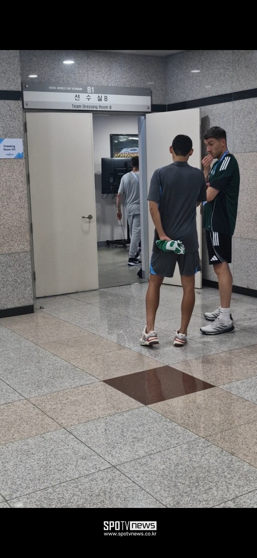 ▲ 경기 후 토트넘 홋스퍼 로커룸 앞에서 기다리는 박승수(왼쪽) ⓒ 상암, 장하준 기자