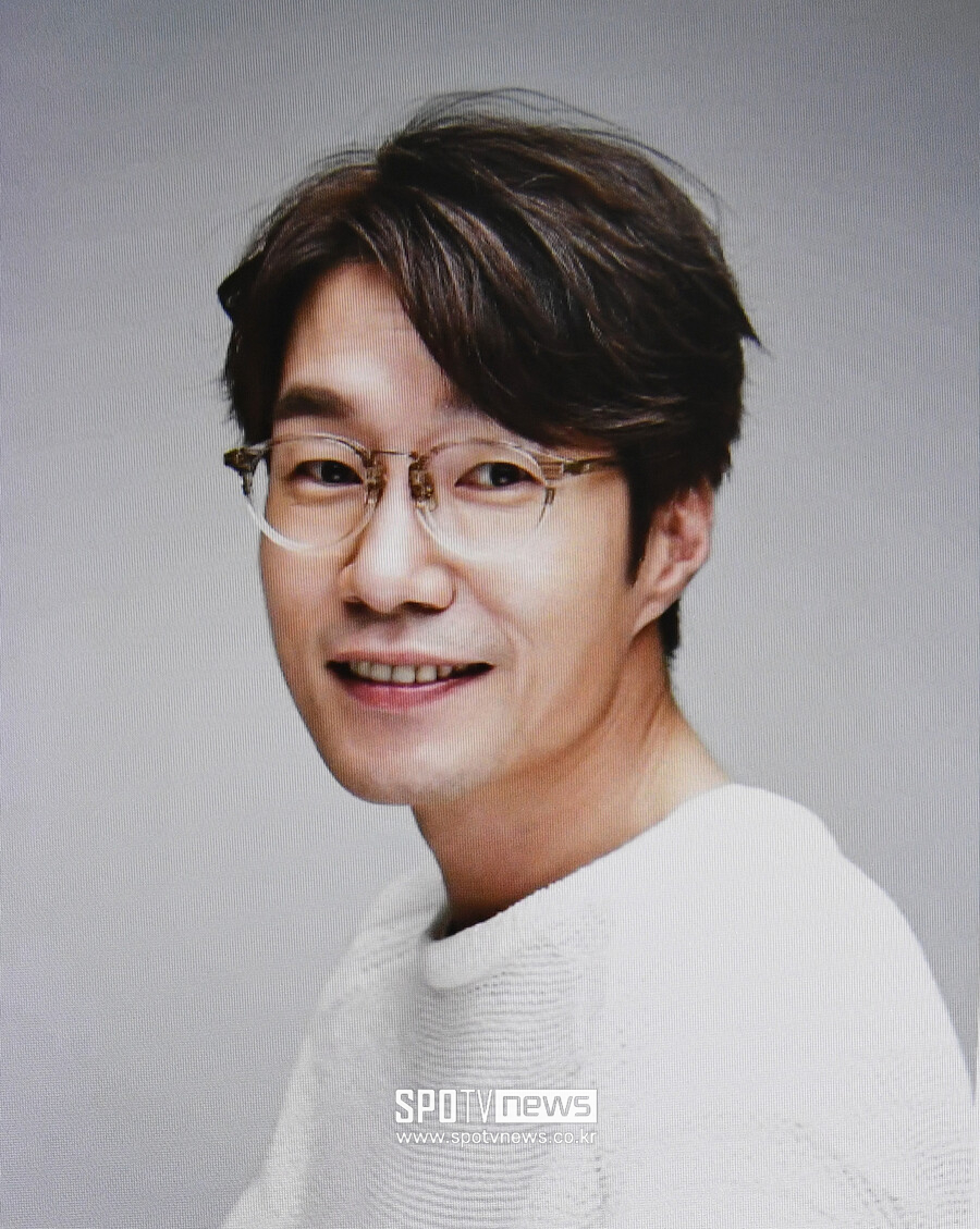 故송영규 빈소, 밝은 미소만 남기고…손석구·조정석·차태현, 조화로 드러낸 아픔[이슈S]