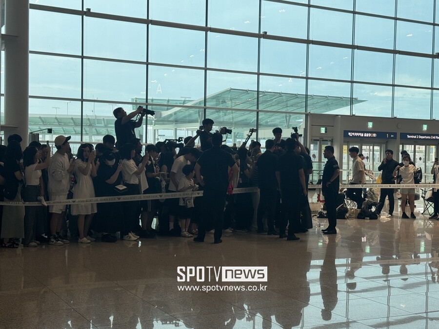 [SPO 현장] 손흥민, 美 LA 출국…‘압도적 팬 서비스’ 30분 넘게 한명씩 사인