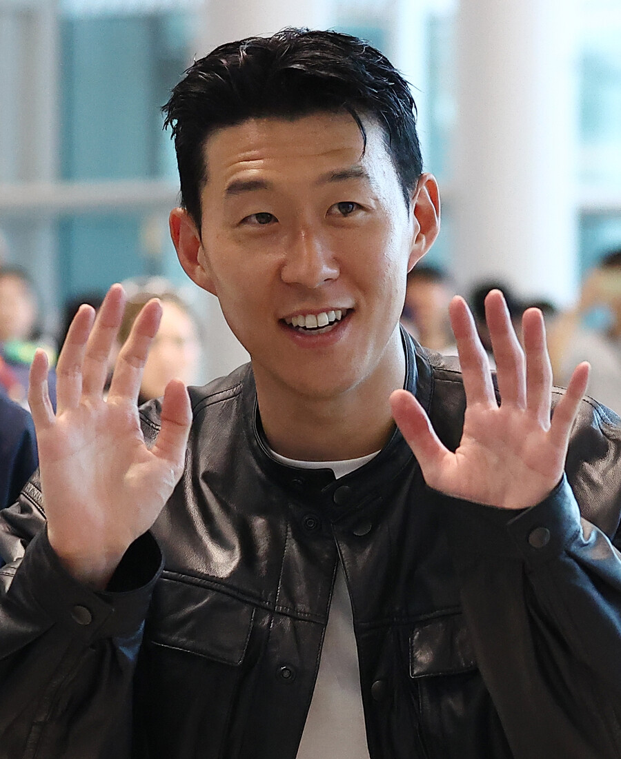 ▲ 미국으로 출국하기 전 사인을 하는 손흥민 ⓒ연합뉴스