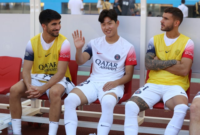 ▲ 이강인은 올여름 이적을 추진하고 있다. PSG 입단 후 첫 시즌에는 준수한 모습을 보였다. 2년차에도 시즌 초반에는 익숙하지 않은 가짜 9번 역할을 소화하는 등 멀티 자원으로서의 가능성을 입증했다. 하지만 이번 시즌 중반부터 점차 자리를 잃어 막바지에는 교체 출전조차 버거운 상황에 내몰려 이적 가능성이 점쳐졌다. ⓒ연합뉴스