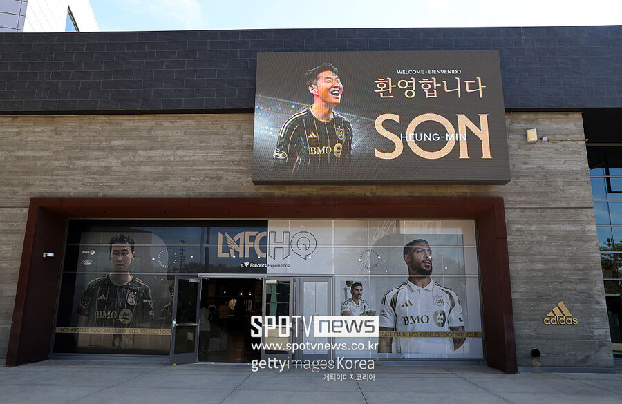 ▲ LAFC의 7번 유니폼을 착용한 손흥민은 "MLS에서 새로운 도전을 하게 돼 매우 기대된다. LA는 한인 커뮤니티가 가장 큰 곳이다. 한국 선수로서 그들을 자랑스럽게 만들어야 할 책임감을 느낀다"며 "유럽에서의 성공이 이곳에서 성공을 보장하지 않는다. 0부터 다시 시작이고, 이 팀을 떠날 땐 레전드라 불리고 싶다"라고 각오를 밝혔다.