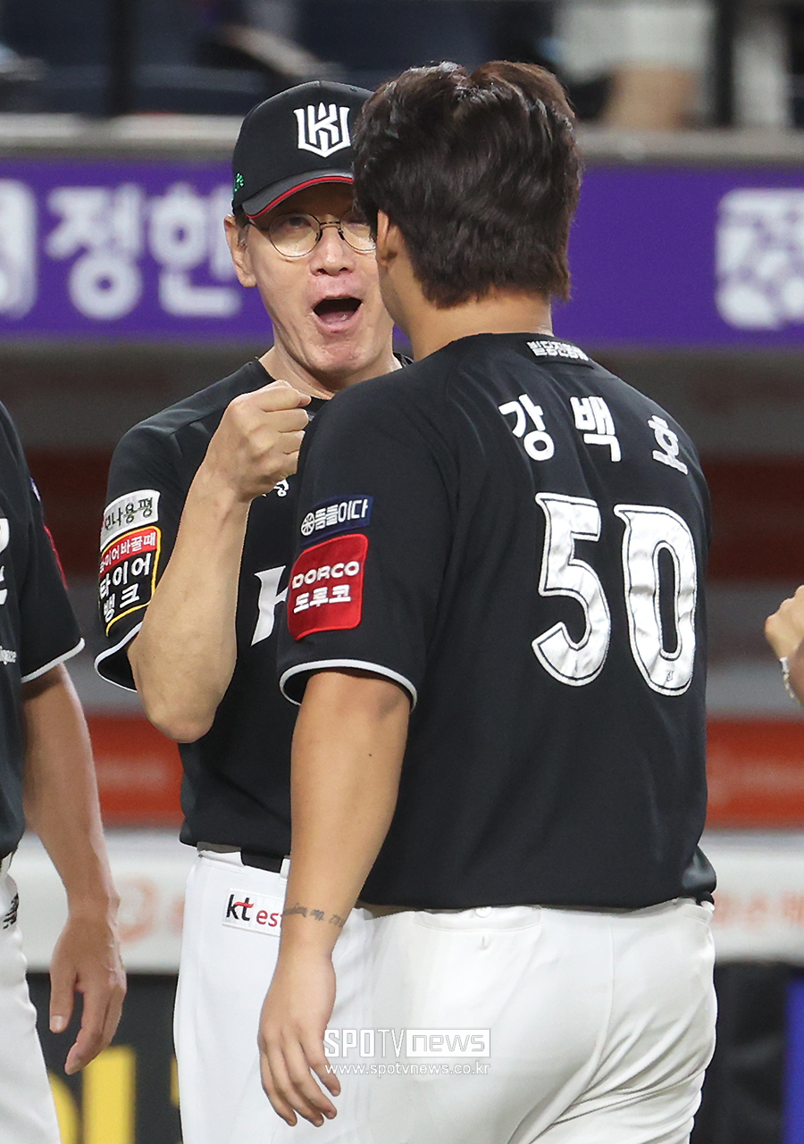 [포토S] 이강철 감독, '(강)백호, 정말 잘하네'