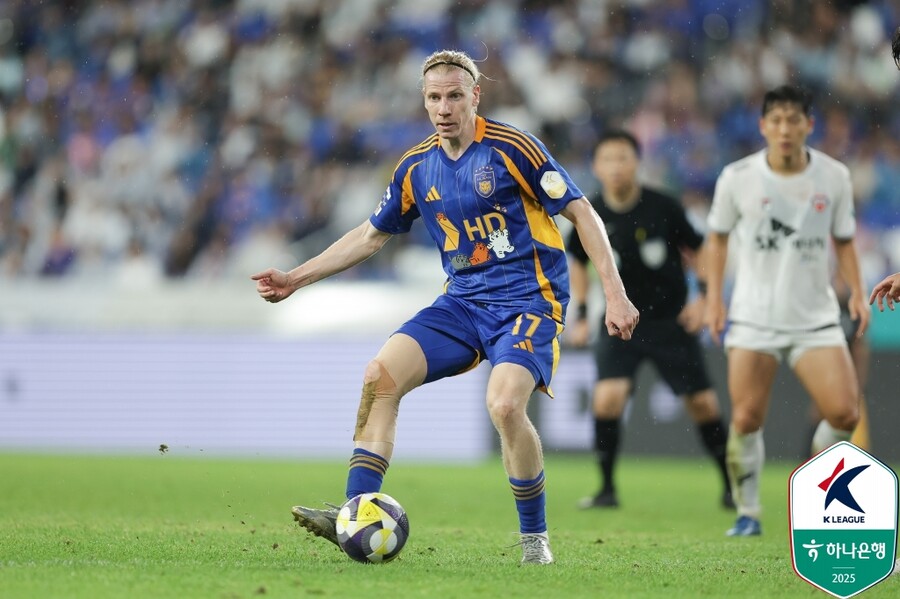 ▲ 신태용 감독 용병술이 빛났다. 0-0으로 팽팽히 맞선 후반 27분, 윤재석 대신 교체로 들어간 구스타브 루빅손(사진)이 천금 같은 결승골로 신임 사령탑에게 데뷔전 승리를 안겼다. 전반 동안 볼 점유율 51%, 슈팅 수 8-1, 유효슈팅 수 4-0으로 제주를 압도했지만 문전 침착성이 아쉬웠던 울산은 후반 교체 투입된 루빅손과 강상우, 서명관 활약을 앞세워 승전고를 울렸다. ⓒ 한국프로축구연맹