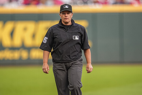 150년 MLB 역사에 이름 제대로 새겼다…젠 파월, 첫 여성 주심으로 깔끔한 판정 과시