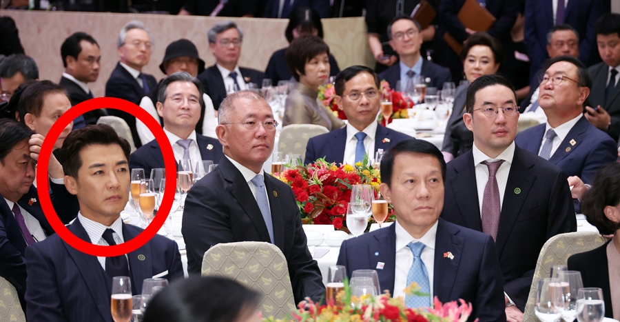 ▲ 정의선 현대차그룹 회장, 구광모 LG그룹 회장, 김용범 대통령실 정책실장, 김태년 더불어민주당 의원과 배우 안재욱(동그라미 안)이 한국 베트남 국빈 만찬에 참석해 정면을 응시하고 있다.  ⓒ연합뉴스