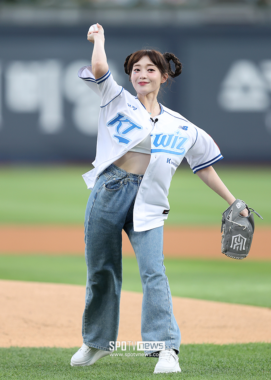 [포토S] 개그우먼 나현영, 복근 뽐내며 시구
