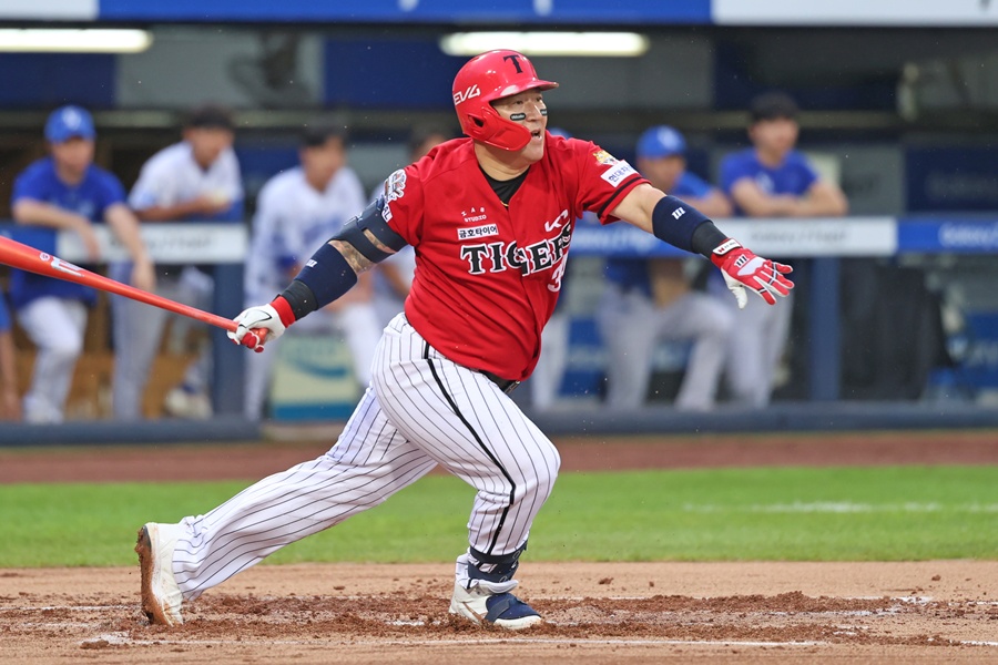 'KBO 역대 최초' 최형우, 18시즌 연속 100경기 이상 출전…KIA는 네일 7이닝 무실점+나성범 홈런 앞세워 삼성 5-1 제압 [대구 게임노트]