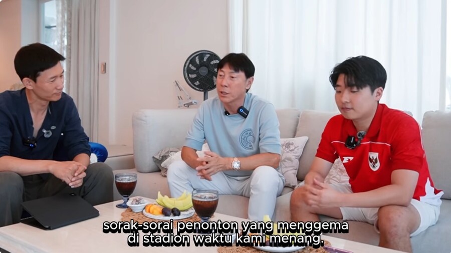 ▲ 신태용(가운데) 울산 HD 감독이 지난 1월 인도네시아축구협회로부터 통보받은 '충격 경질'에 대해 입을 열었다. "7개월이 흘렀지만 지금도 경질 사유를 정확히 모른다"면서 분심(憤心)을 감추지 않았고 인도네시아 언론 역시 "가루다(Garuda·인도네시아 축구대표팀 별칭) 황금세대 초석을 닦은 지도자가 자존심에 큰 상처를 받았다"며 전임 감독의 직격 인터뷰에 공감하는 분위기다. ⓒ 'JekPot' 유튜브 채널 갈무리