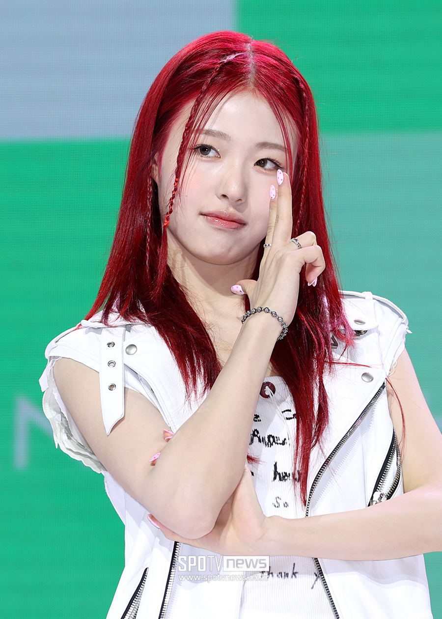 [포토S] 앳하트 아린, 돋보이는 레드 머리