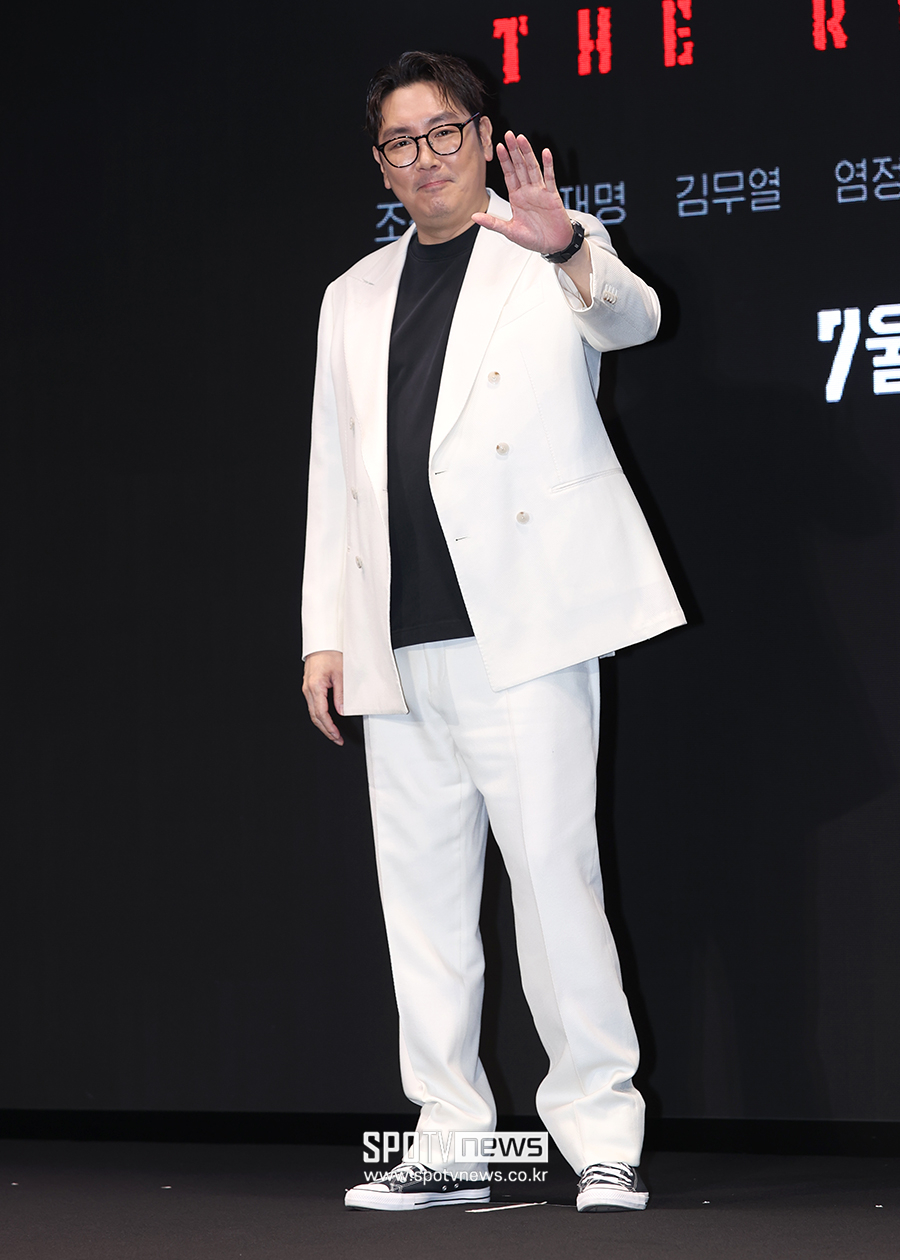 조진웅, 李대통령 국민임명식서 국기에 대한 맹세…이즈나는 '골든' 무대